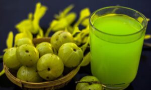 Amla Juice For Hair: इस तरह से घर पर बनाएँ आँवला जूस और बालों की समस्या से पाएँ राहत