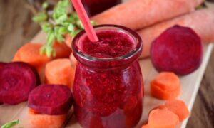 DIY Juice For Glowing Skin: ऐसे घर पर बनाएँ जूस और चमकती त्वचा पाएँ