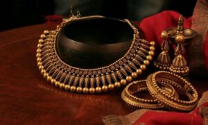 Gold Price Today: कीमत में गिरावट के साथ बाजार में हलचल, जानिए 22 और 24 कैरेट के दाम