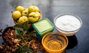 DIY Amla Hair Mask: घर पर बनाएँ अपने बालों के लिए ये मास्क और पाएँ लंबे घने बाल