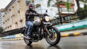 Royal Enfield Hunter 350 की खासियतें जानिए सिर्फ ₹1.50 लाख में दमदार लुक, 130kmph स्पीड और USB चार्जर जैसी खूबियाँ