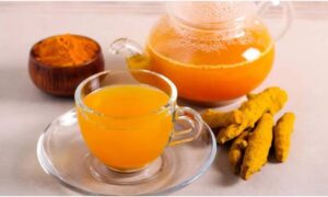Turmeric Water पीने से मिलेगी निखरी स्किन, सुबह खाली पेट पीएं और देखें ग्लो