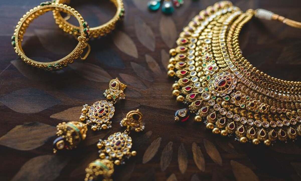 Gold prices fall today