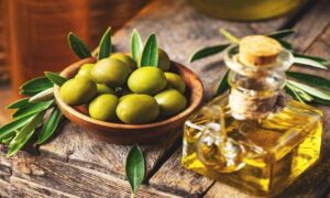 Olive Oil For Skin: चमकदार और हेल्दी स्किन पाने का आसान घरेलू उपाय