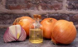 Onion For Hairs: जानिए कैसे प्याज बना सकता हैं, आपके बालों को फिर से घना और चमकदार