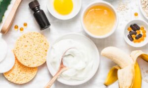 DIY Hair Mask: चमकदार और मुलायम बालों के लिए घर पर बनाएँ सिर्फ़ 5 मिनट में हेयर मास्क