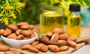 Almond Oil For Hair: झड़ते, रूखे और बेजान बालों का प्राकृतिक समाधान